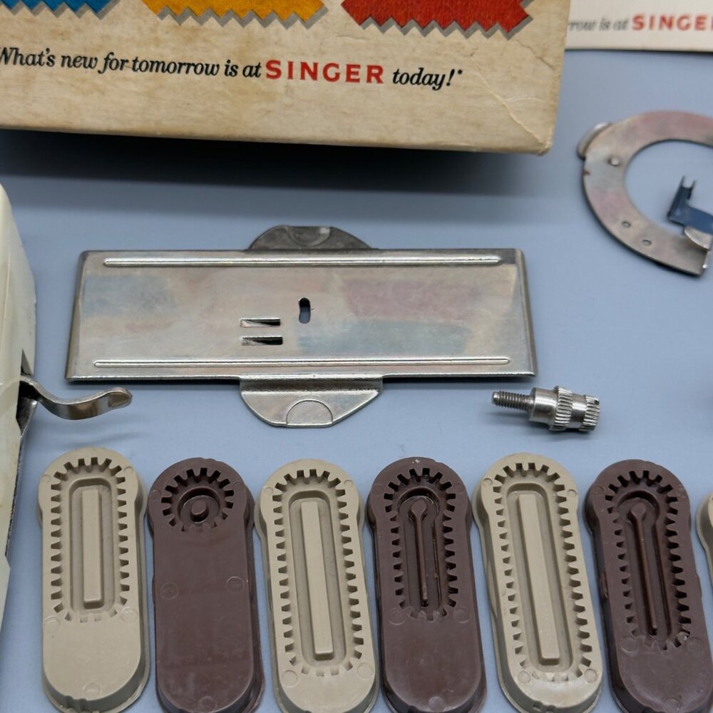 Singer Vintage Professional Buttonholer SIMS 4642 38116 Extra Attachments - Picture 6 of 16